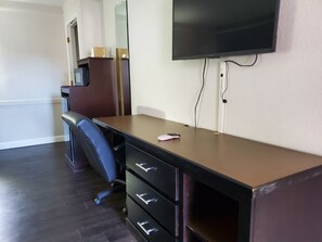 1 quarto, edredons de pluma, escrivaninha