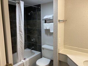 Combined shower/tub, free toiletries, towels, soap - Budget Host Inn- Medical Center (Little Rock)