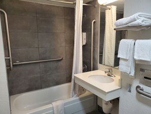 Combined shower/bathtub, free toiletries, towels, soap