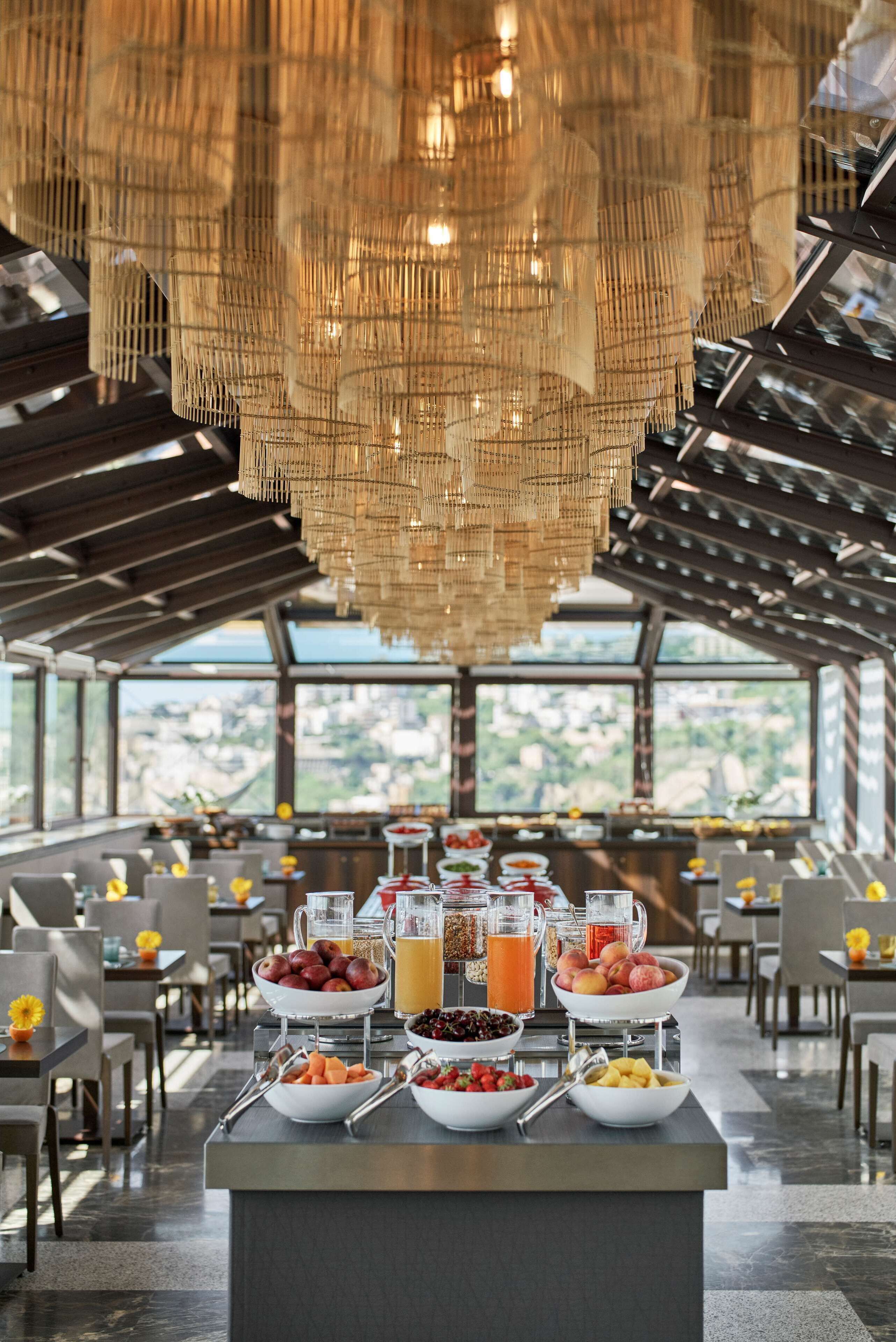 Bữa sáng buffet hàng ngày (40 EUR/mỗi người) 