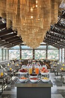 Desayuno buffet diario (EUR 40 por persona)