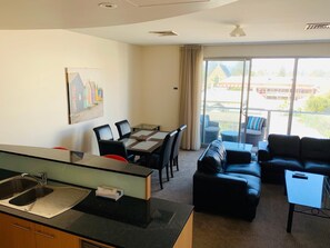 Premium bedding, in-room safe, desk, blackout curtains - Ensenada Motor Inn and Suites (Adelaide)