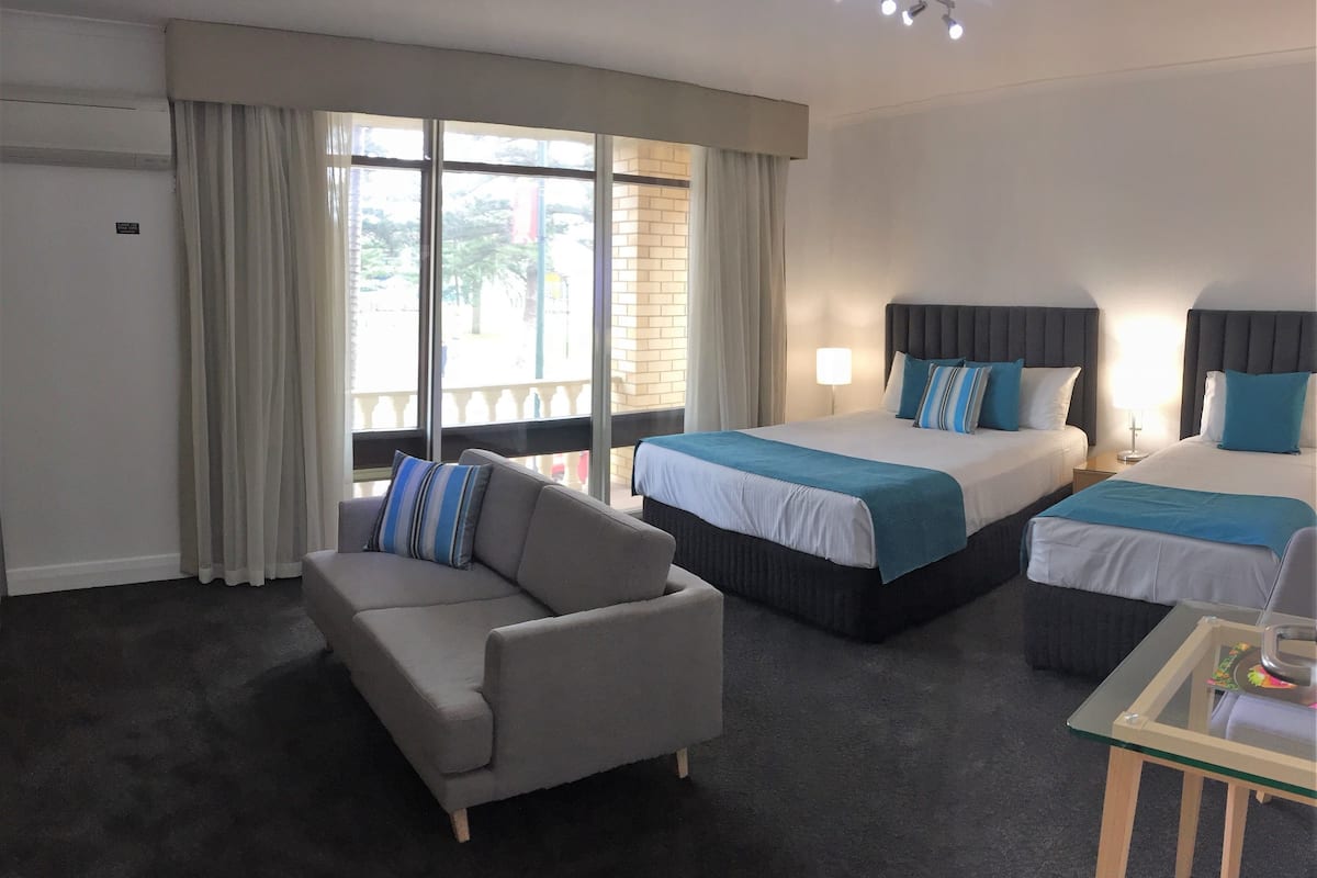 Deluxe Twin Room | 1 bedroom, premium bedding, minibar, in-room safe