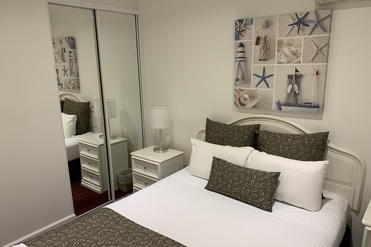 Suite 42 | Premium bedding, in-room safe, desk, blackout drapes