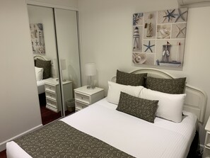 Suite 42 | Premium bedding, in-room safe, desk, blackout drapes - Ensenada Motor Inn and Suites (Adelaide)