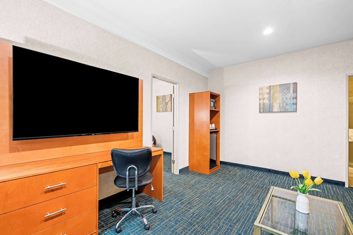 Suite, Multiple Beds, Non Smoking (Living Room;Walk-in Shower) | Premium bedding, in-room safe, desk, blackout drapes