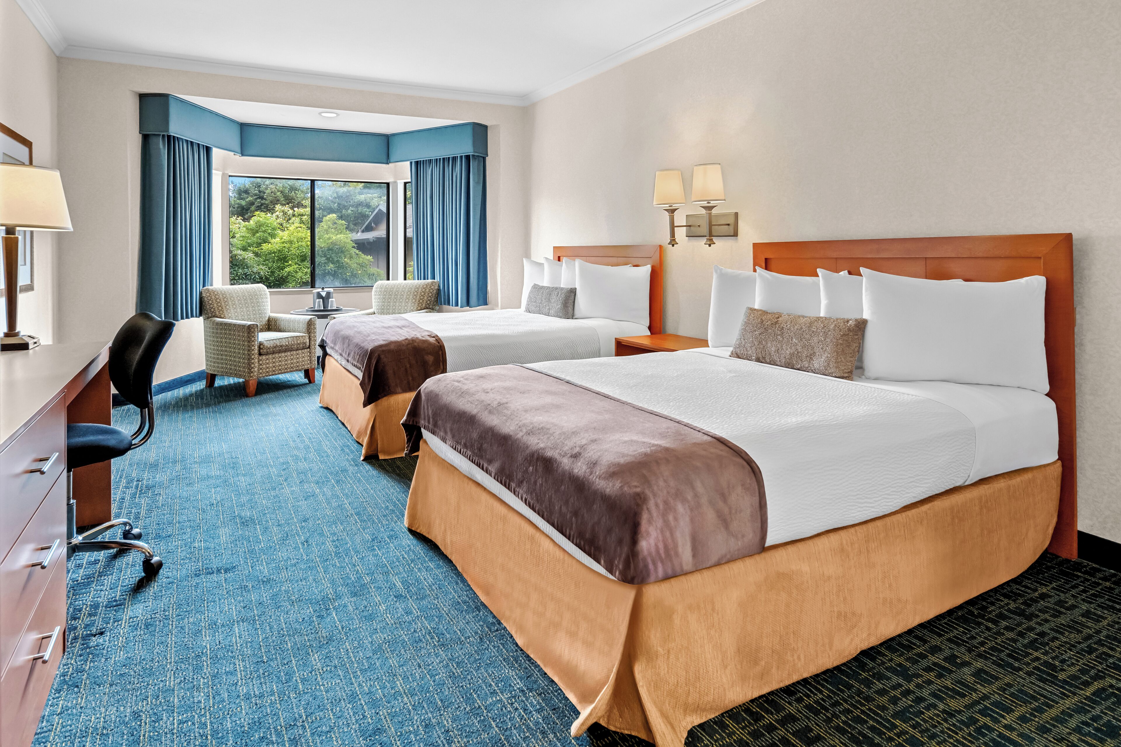 Seprai premium, brankas, meja kerja, dan tirai kedap cahaya