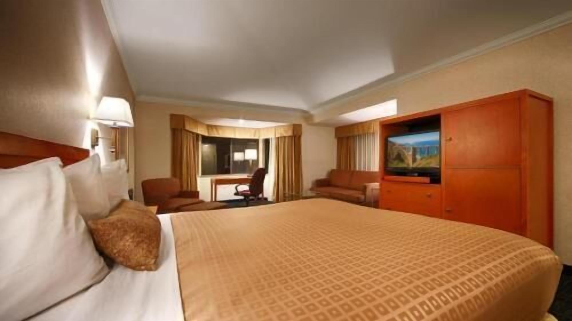 Premium bedding, in-room safe, desk, blackout drapes
