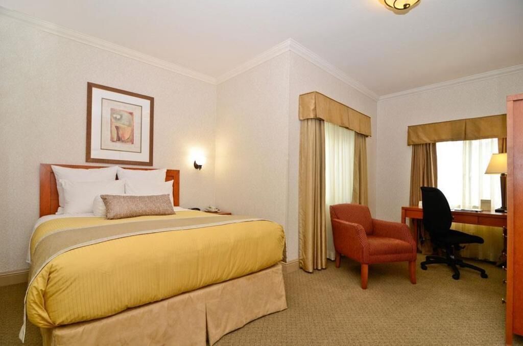 Premium bedding, in-room safe, desk, blackout drapes