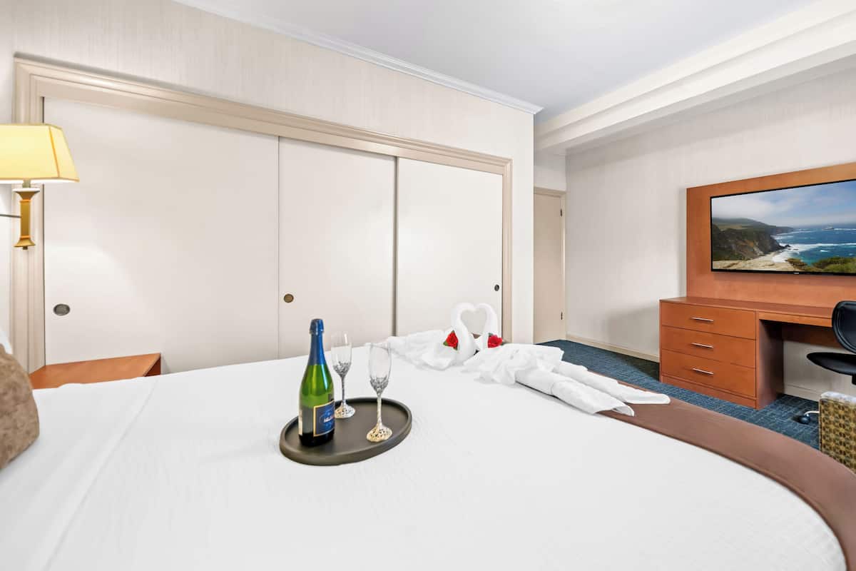 Suite, 1 kingsize bed, niet-roken (Living Room) | Luxe beddengoed, een kluis op de kamer, een bureau