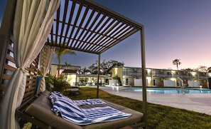 Piscine extérieure, parasols de plage