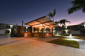 Bar (on property) - Golden Host Resort - Sarasota (Sarasota)