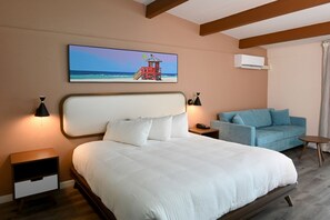 Premium Room, 1 King Bed, Balcony/Patio Pool View | Ropa de cama de alta calidad, edredón y camas con pillow-top