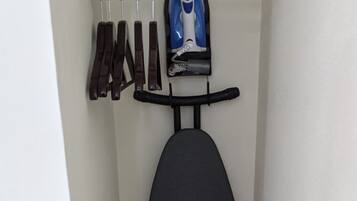 Un ensemble d’entraînement compact pour la maison comprenant un vélo d’appartement, un rameur et un banc de musculation.