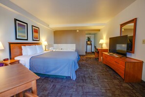 Signature Room, 1 King Bed, Non Smoking, Hot Tub | Iron/ironing board, free WiFi, bed sheets, alarm clocks