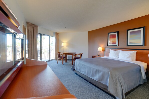 Signature Room, 1 King Bed, Non Smoking, Lake View | Iron/ironing board, free WiFi, bed sheets, alarm clocks