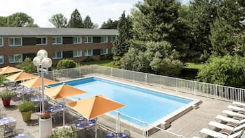 Piscine extérieure, chaises longues