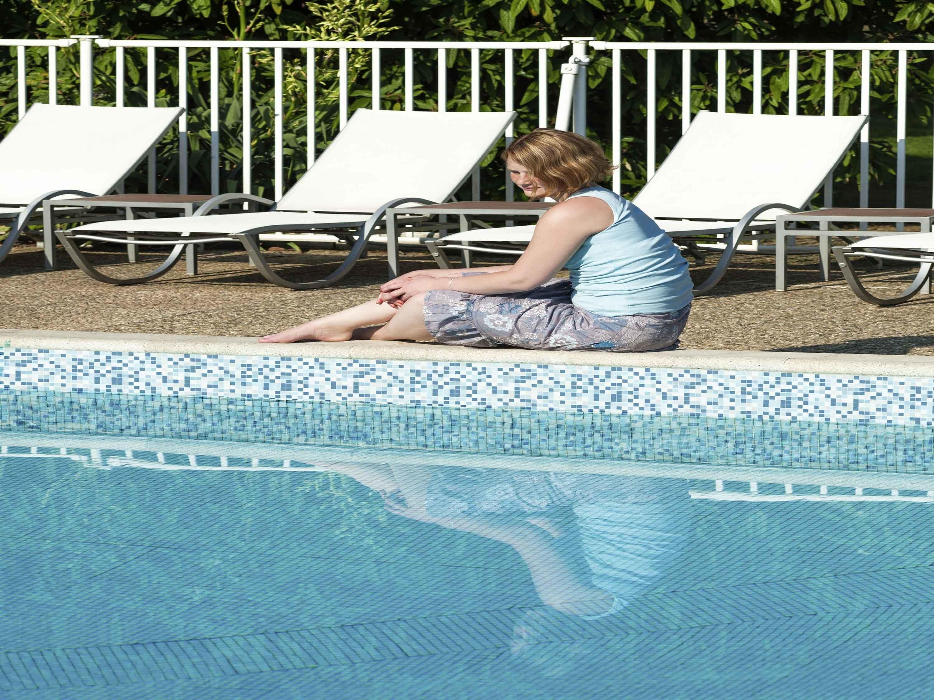 outdoor pool, open 9:00 am to 9:00 pm, pool loungers