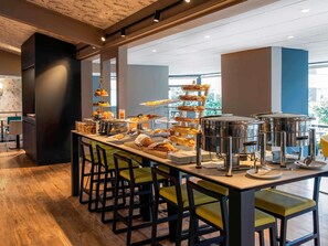 Desayuno buffet (EUR 19 por persona) 