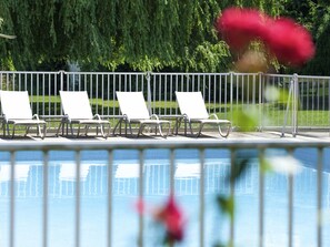 Alberca al aire libre, acceso de 09:00 a 21:00, y camastros 