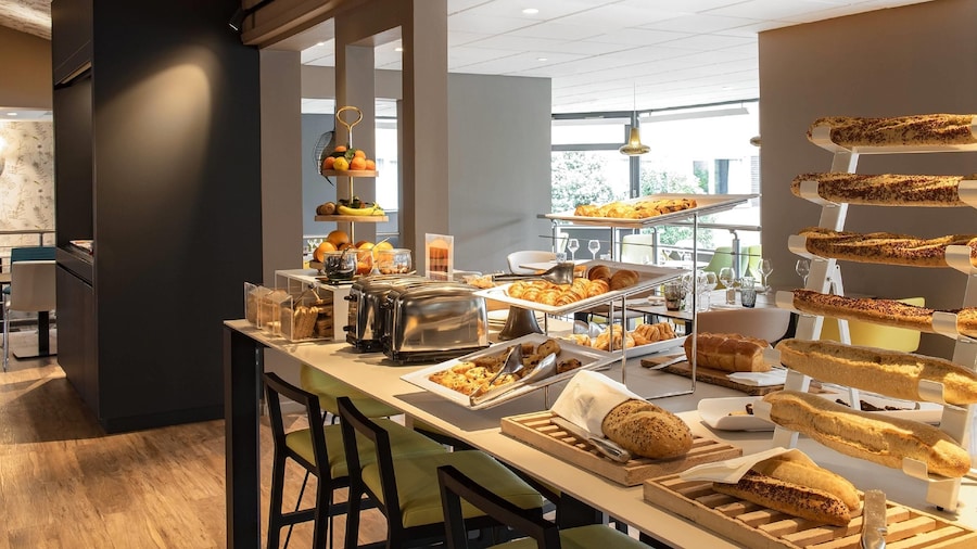 美兹昂内维尔诺富特酒店