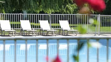 Udendørs pool, åben fra kl. 09.00 til kl. 21.00, liggestole