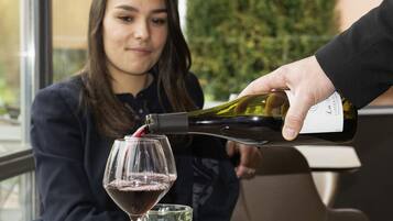 Una persona sirviendo vino en una copa.
