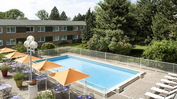 Outdoor pool, open 9:00 AM to 9:00 PM, pool loungers