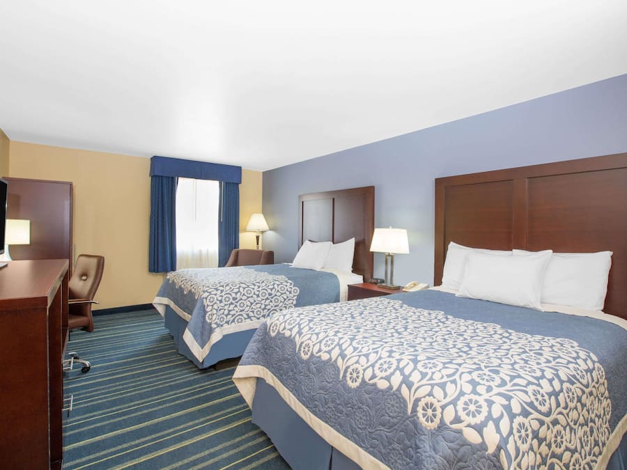 Escrivaninha, ferros/tábuas de passar roupa