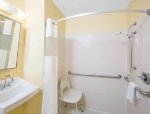 Desk, iron/ironing board, rollaway beds, free WiFi - Days Inn by Wyndham Grand Island (Grand Island)