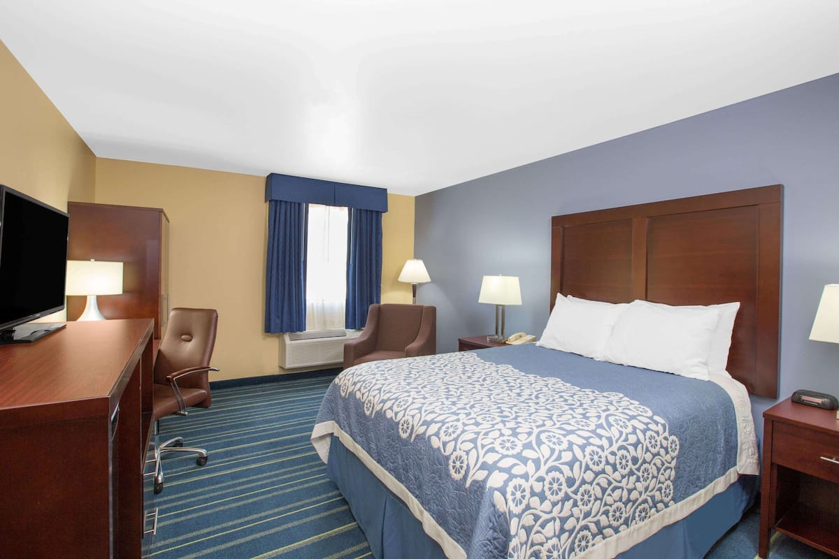 Standard Room, 1 Queen Bed