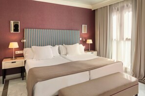 Premium bedding, down duvets, minibar, in-room safe - Vincci Albayzin Hotel (Granada)