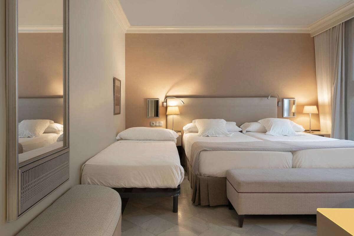 Vincci room with extra bed | Sengetøy av topp kvalitet, dundyner, minibar og safe på rommet