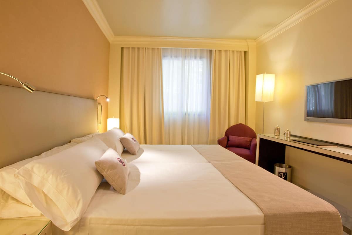 1 kamar tidur, seprai premium, selimut bulu angsa, dan minibar