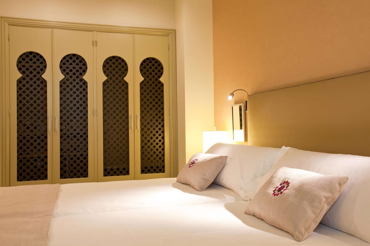 1 kamar tidur, seprai premium, selimut bulu angsa, dan minibar