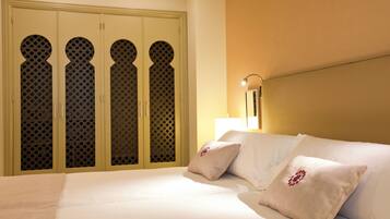 Ropa de cama de alta calidad, edredones de plumas, minibar y caja fuerte