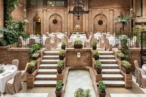 Indoor wedding - Vincci Albayzin Hotel (Granada)
