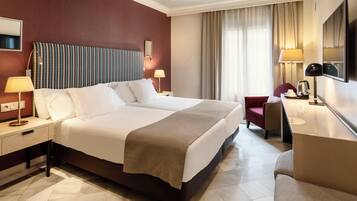 Ropa de cama de alta calidad, cubrecamas y minibar