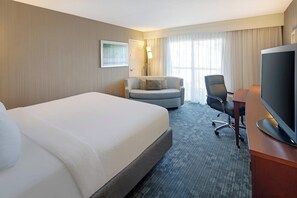 Hypo-allergenic bedding, pillow-top beds, desk, laptop workspace - Courtyard by Marriott Southfield (Southfield)