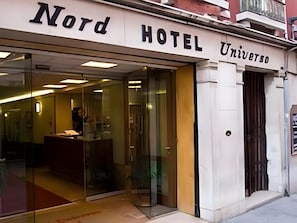 The Nord Hotel entrance with glass doors, a reception desk, and a visible interior. - Universo And Nord Hotel (Venice)