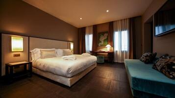 Minibar, in-room safe, free WiFi