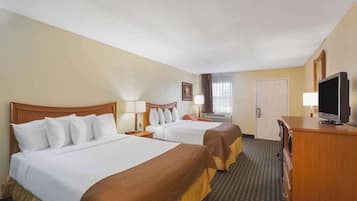 Escritorio, cortinas blackout y tabla de planchar con plancha