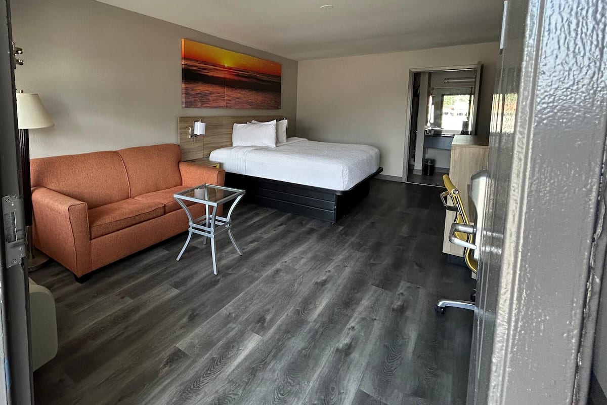 Studio Suite, 1 giường cỡ king, không hút thuốc | Bàn, màn/rèm cản sáng, bàn ủi/dụng cụ ủi quần áo