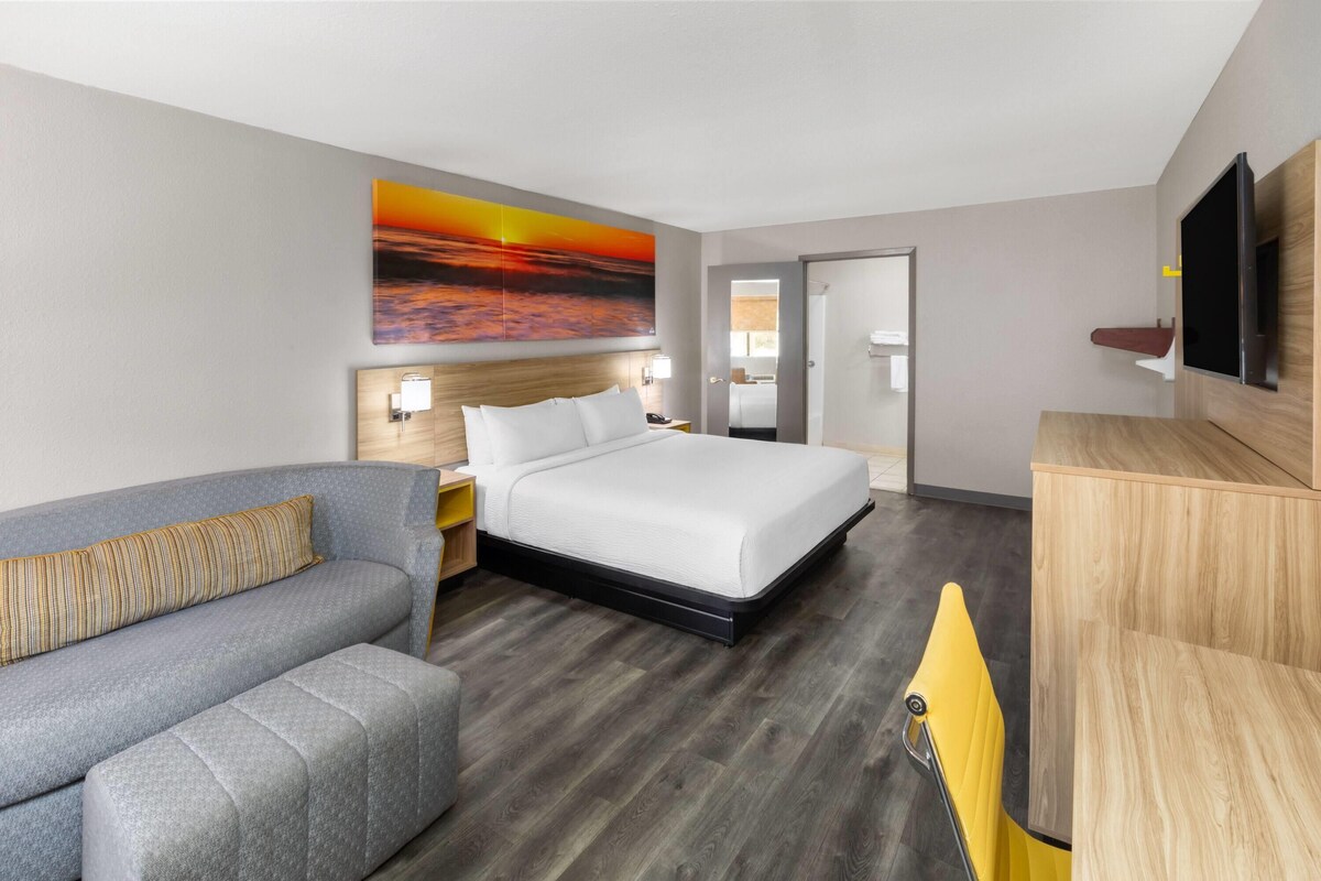 Room, 1 King Bed, Accessible, Non Smoking (Mobility, Tub w/Grab Bars) | Desk, blackout drapes, iron/ironing board, cribs (free)