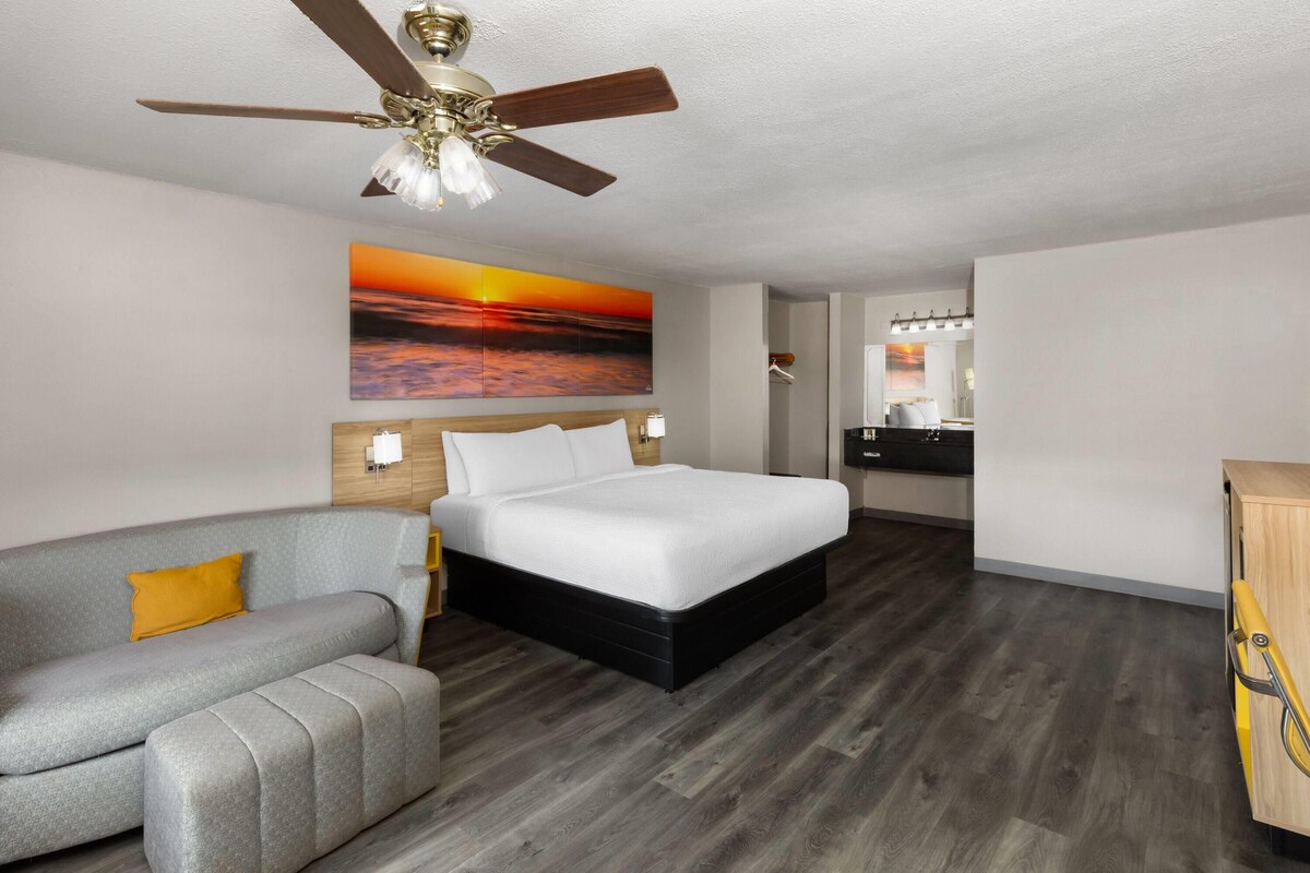 Studio Suite, 1 King Bed, Non Smoking | Desk, blackout drapes, iron/ironing board, cribs (free)