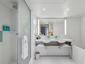 Suite, 1 lit double et 1 canapé-lit | Salle de bain | Articles de toilette écologiques, sèche-cheveux, serviettes fournies
