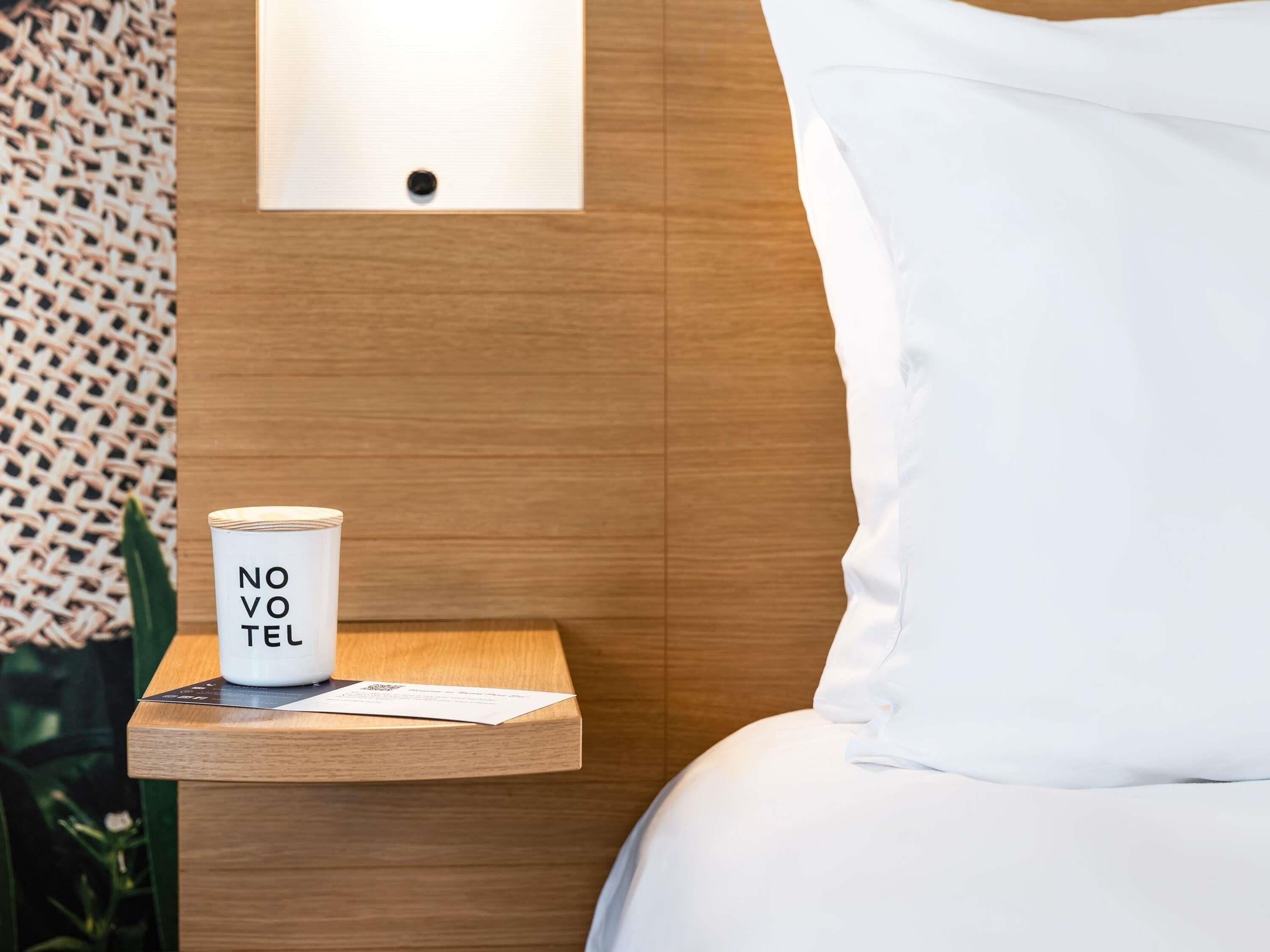 Caja fuerte, decoración individual, mobiliario individual y escritorio