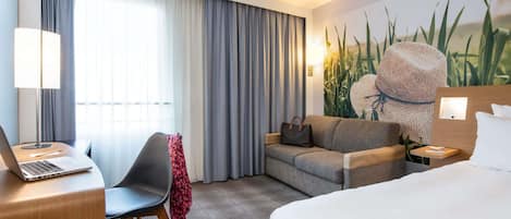 Habitación superior, 1 cama matrimonial y sofá cama | Caja de seguridad en la habitación y decoración personalizada
