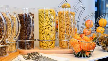 بوفيه فطور يوميًا بتكلفة قدرها (19.50 EUR للشخص)