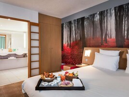 Caja de seguridad en la habitación y decoración personalizada 